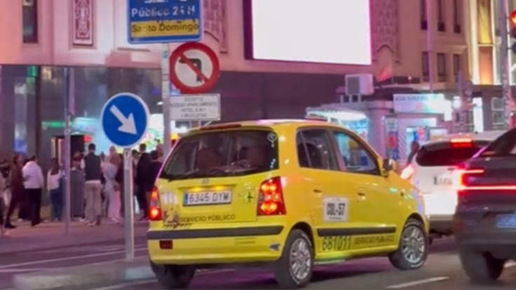 Taxi colombiano circula las calles de Madrid, España, y es toda una sensación