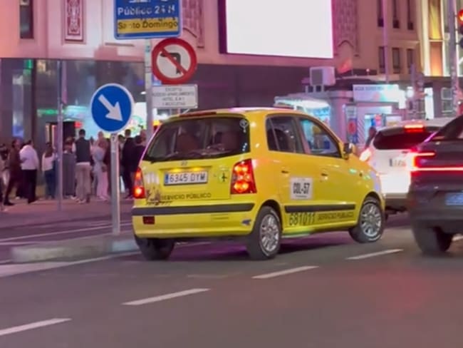 Taxi colombiano circula las calles de Madrid, España, y es toda una sensación