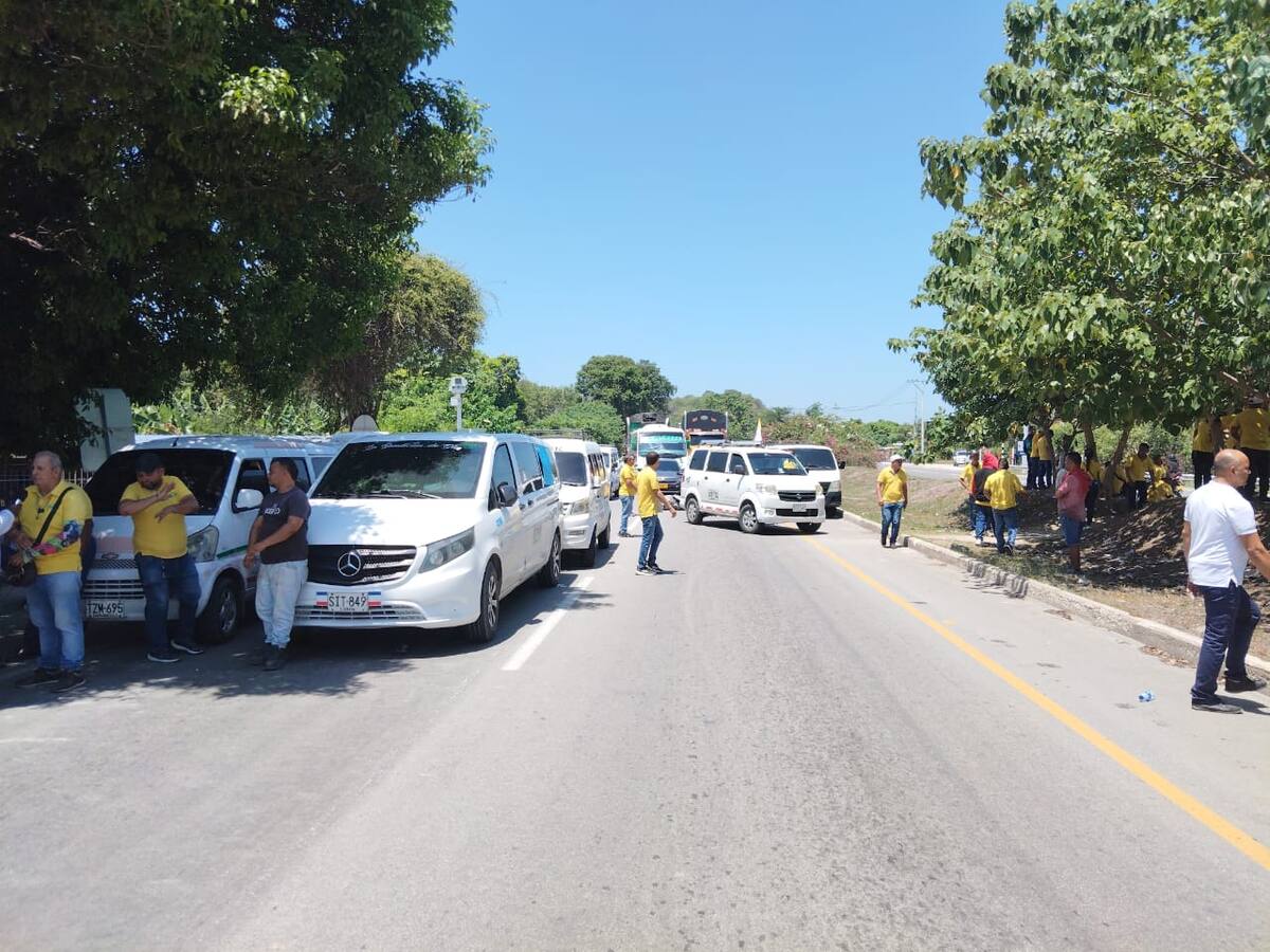 Transportadores bloquean la vía Santa Marta- Ciénaga