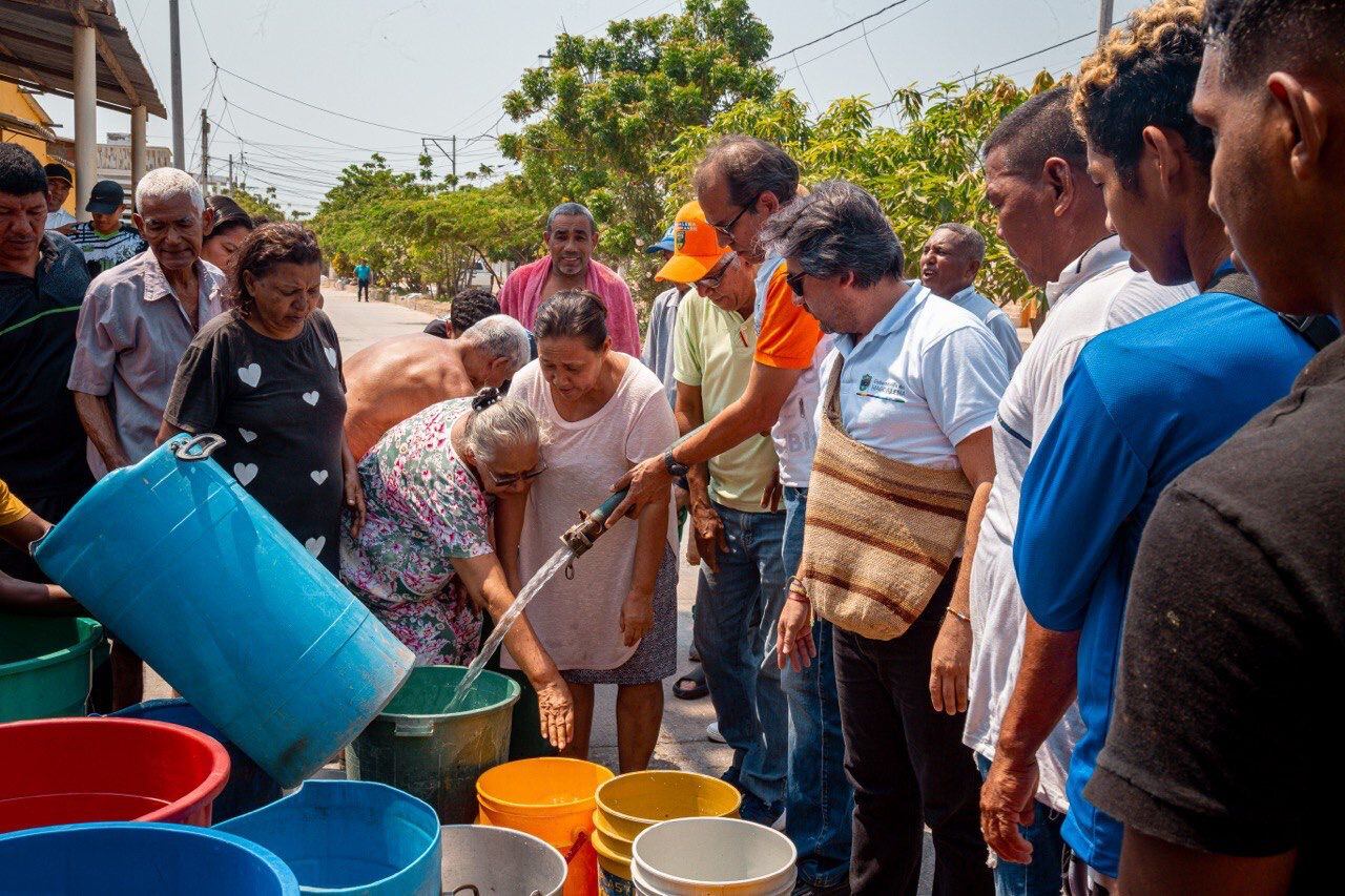 Entrega de agua a población en Ciénaga, Magdalena/ Gobernación del Magdalena