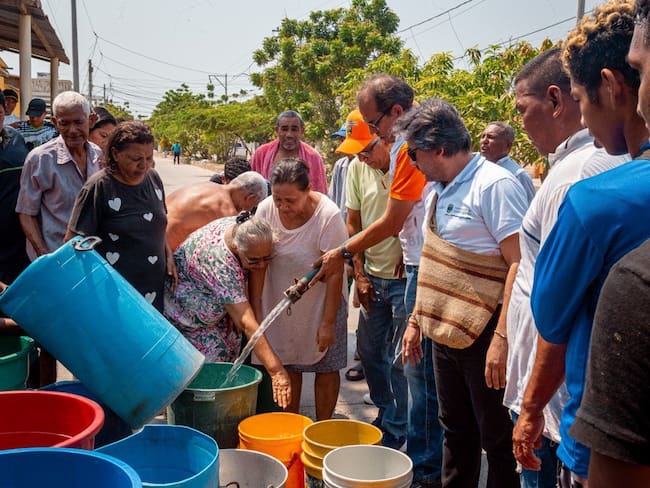 Entrega de agua a población en Ciénaga, Magdalena/ Gobernación del Magdalena