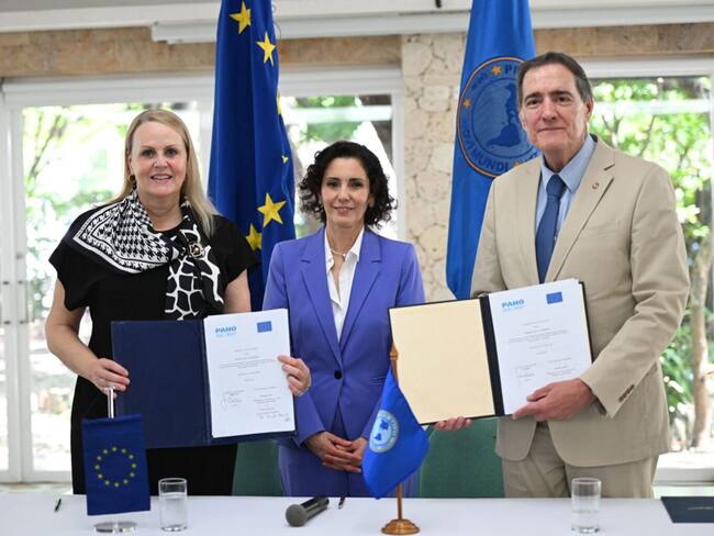 El doctor Jarbas Barbosa, Director de la OPS, Florika Fink-Hooijer, Directora General de HERA y la Comisionada Europea de Igualdad, Hadja Lahbib. FOTO: Organización Panamericana de la Salud