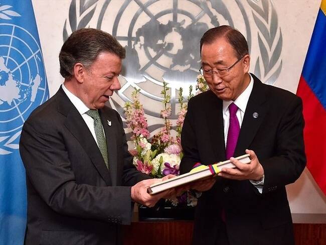 El presidente Juan Manuel Santos en el momento en que le entregó los acuerdos de paz al secretario general de la ONU, Ban Ki Moon. Foto: Colprensa - Presidencia