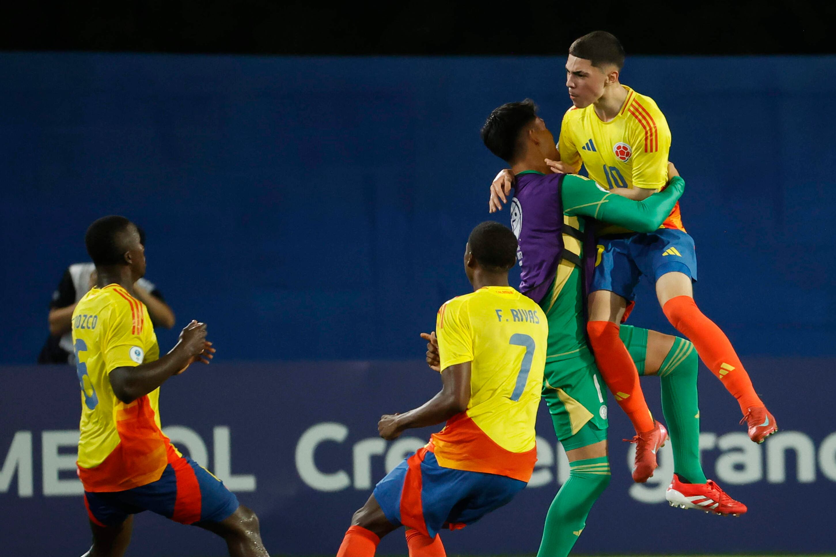 Ashley Trujillo Castaño (d) de Colombia celebra un gol este sábado, en un partido de fase de grupos del Campeonato Sudamericano Sub-17 entre las selecciones de Perú y Colombia. Foto: EFE.