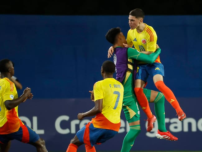 Ashley Trujillo Castaño (d) de Colombia celebra un gol este sábado, en un partido de fase de grupos del Campeonato Sudamericano Sub-17 entre las selecciones de Perú y Colombia. Foto: EFE.