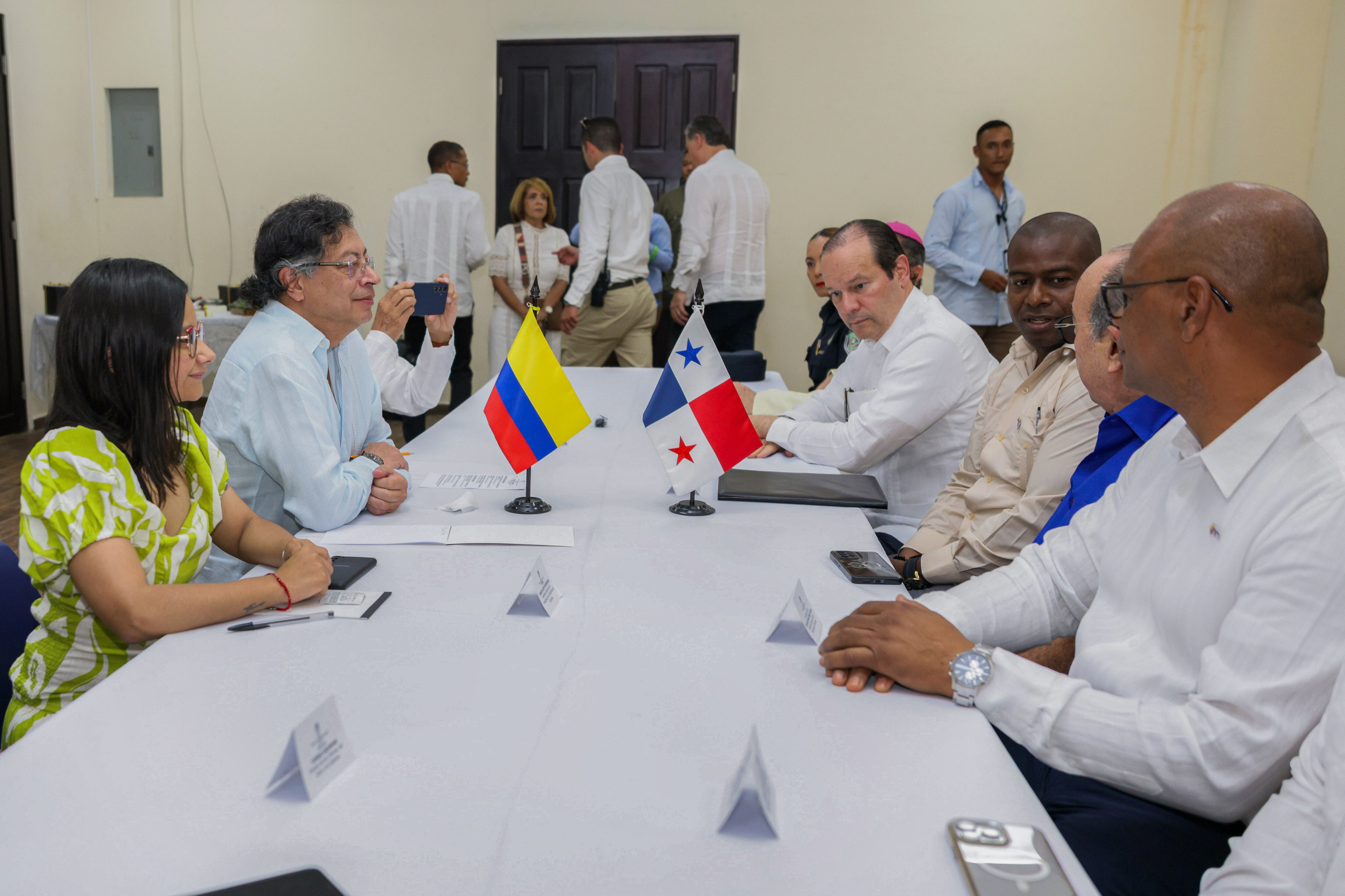 El presidente de Colombia, Gustavo Petro (2i), el gobernador de Bocas del Toro, Edgardo Ibarra (3d), y el alcalde de Bocas del Toro, Wilbur Martínez (d), participan en una reunión este sábado, en Bocas del Toro (Panamá). Petro cumple este sábado su viaje varias veces anunciado de visitar en el Caribe de Panamá uno de los lugares donde se cree que hay fosas comunes de colombianos caídos en la Guerra de los Mil Días (1899-1902), para tratar de recuperar así su memoria histórica. Foto: EFE.