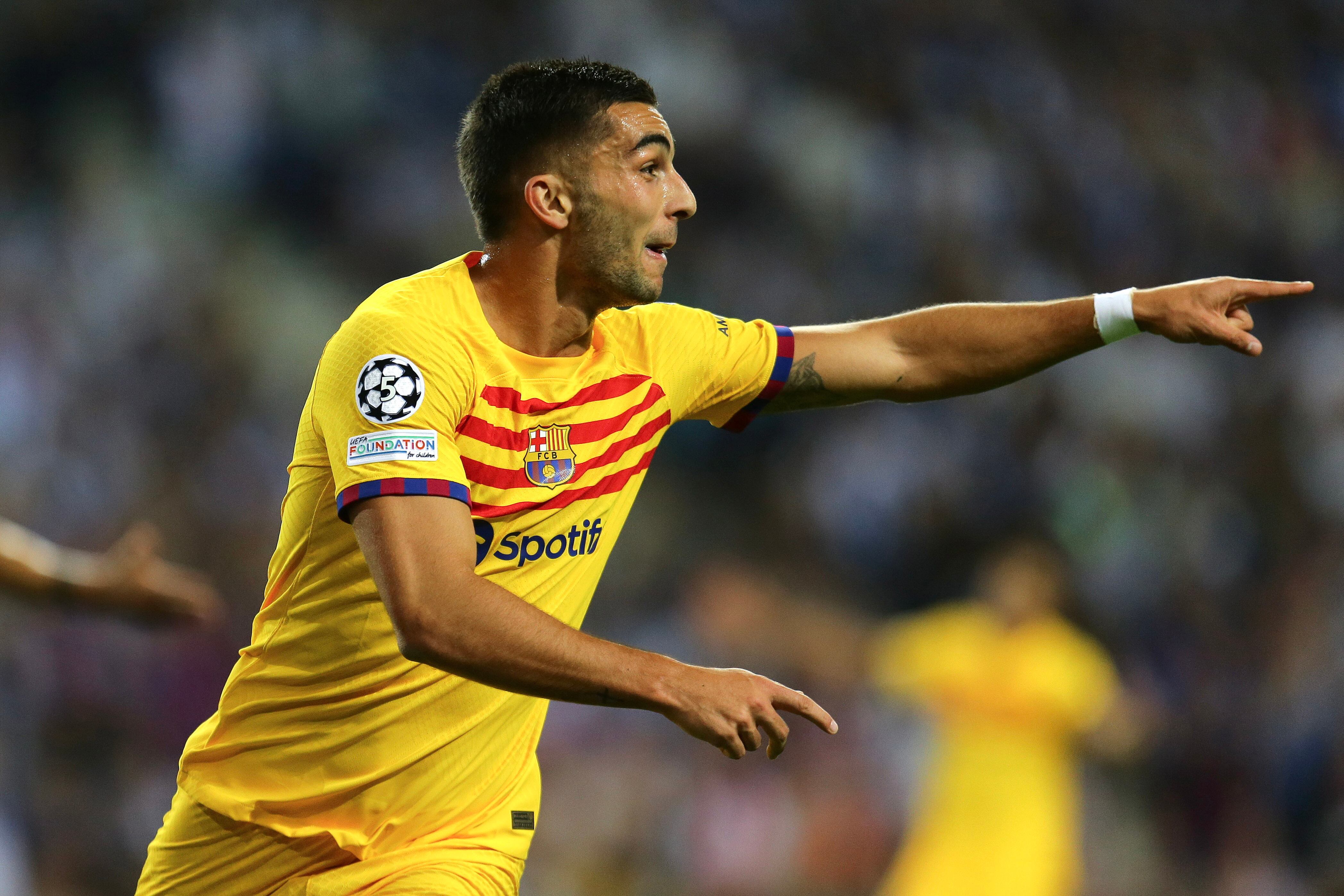Ferrán Torres celebra su gol con Barcelona frente al Porto en Champions. Foto: EFE.