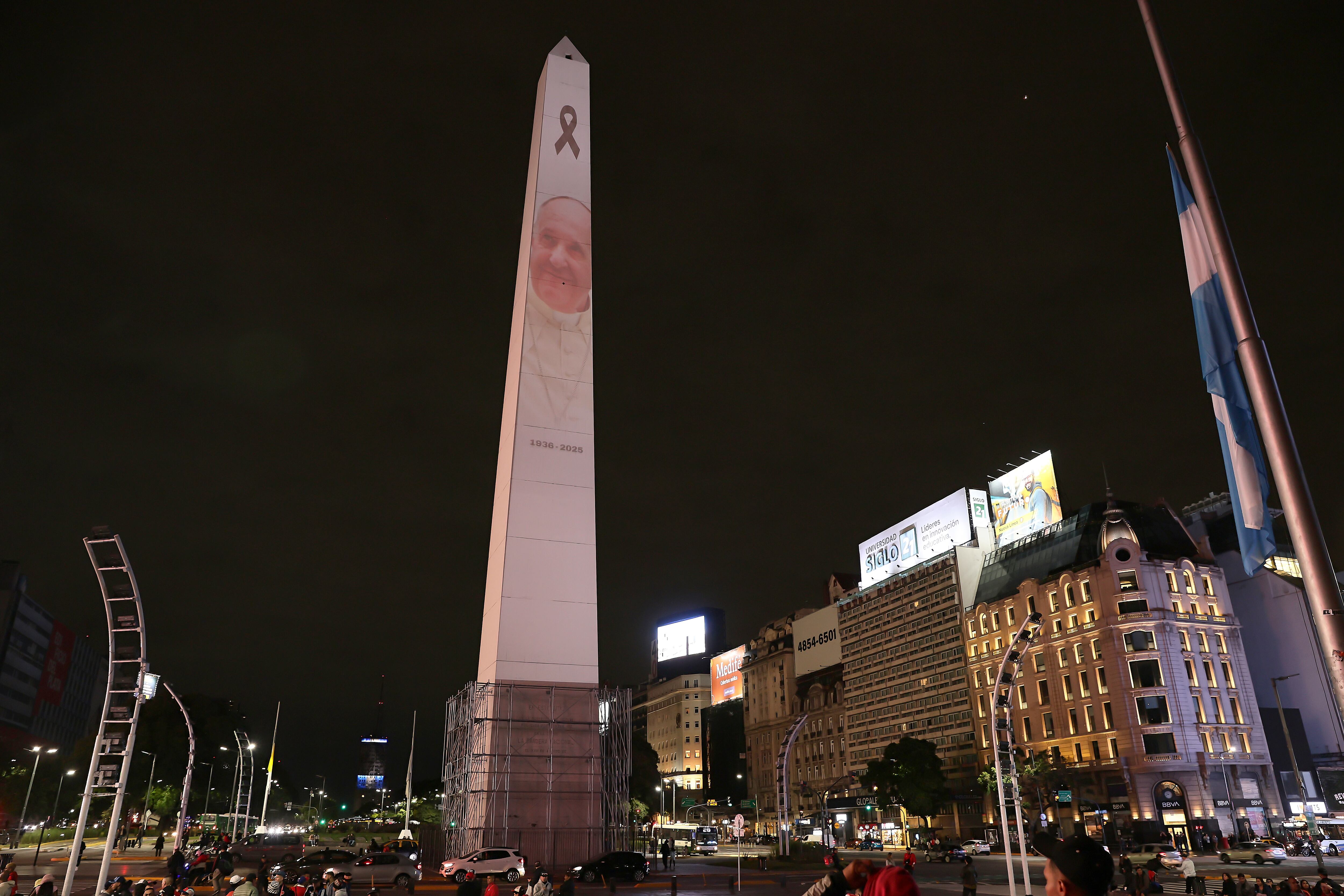 Imágenes del papa Francisco proyectadas sobre el obelisco. FOTO: EFE/Stringer