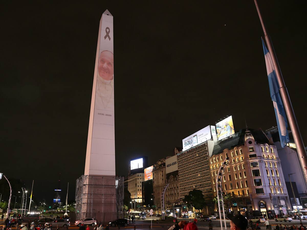 Buenos Aires se iluminó de amarillo y blanco en homenaje al papa Francisco