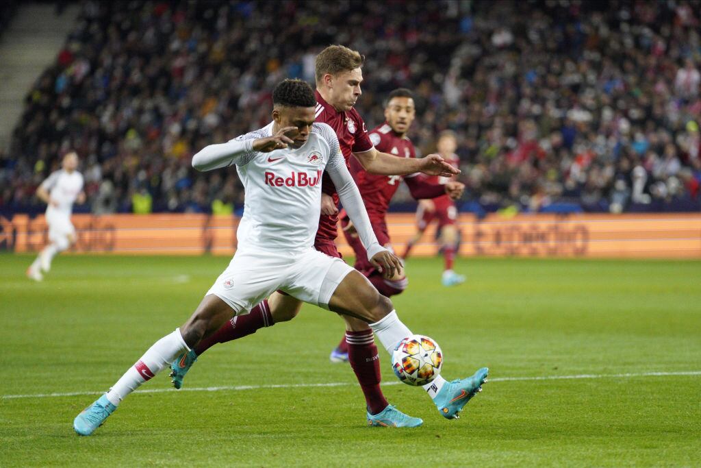 Chikwubuike Adamu de Salzburg y Joshua Kimmich de Bayern / Getty Images