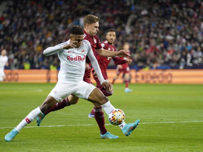 Chikwubuike Adamu de Salzburg y Joshua Kimmich de Bayern / Getty Images