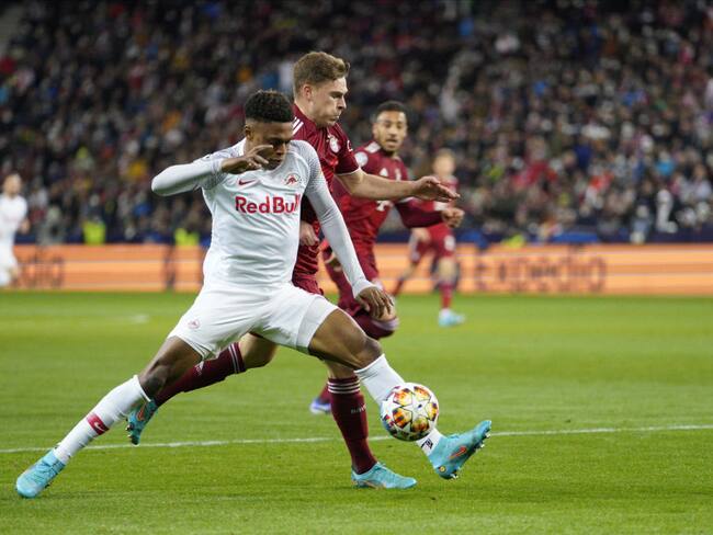 Chikwubuike Adamu de Salzburg y Joshua Kimmich de Bayern / Getty Images