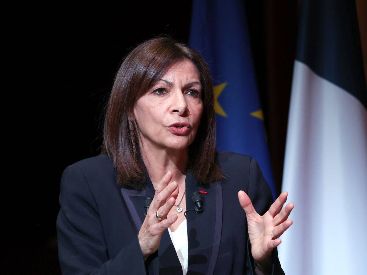 La socialista Anne Hidalgo pide el voto por Macron tras su histórica derrota electoral en Francia