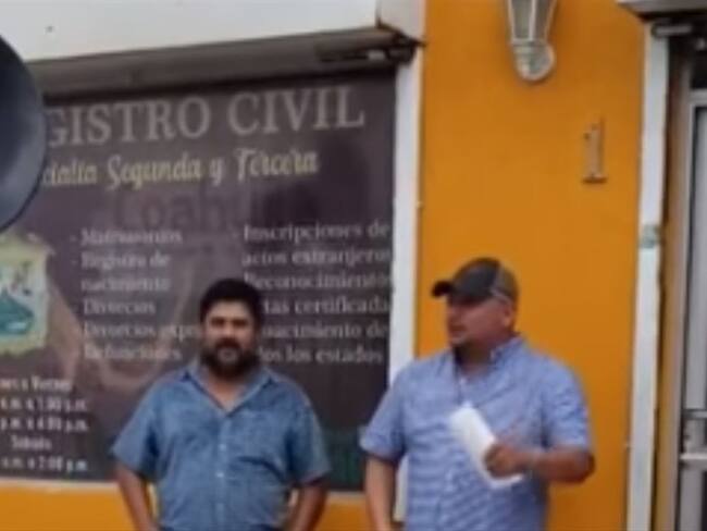 Hombre celebró con banda su divorcio en la puerta de la Notaría. Foto: Captura de pantalla @CDACUÑACOAHUILA