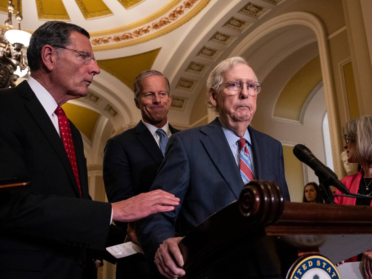 VIDEO: Líder republicano en el Senado de Estados Unidos vuelve a quedarse paralizado