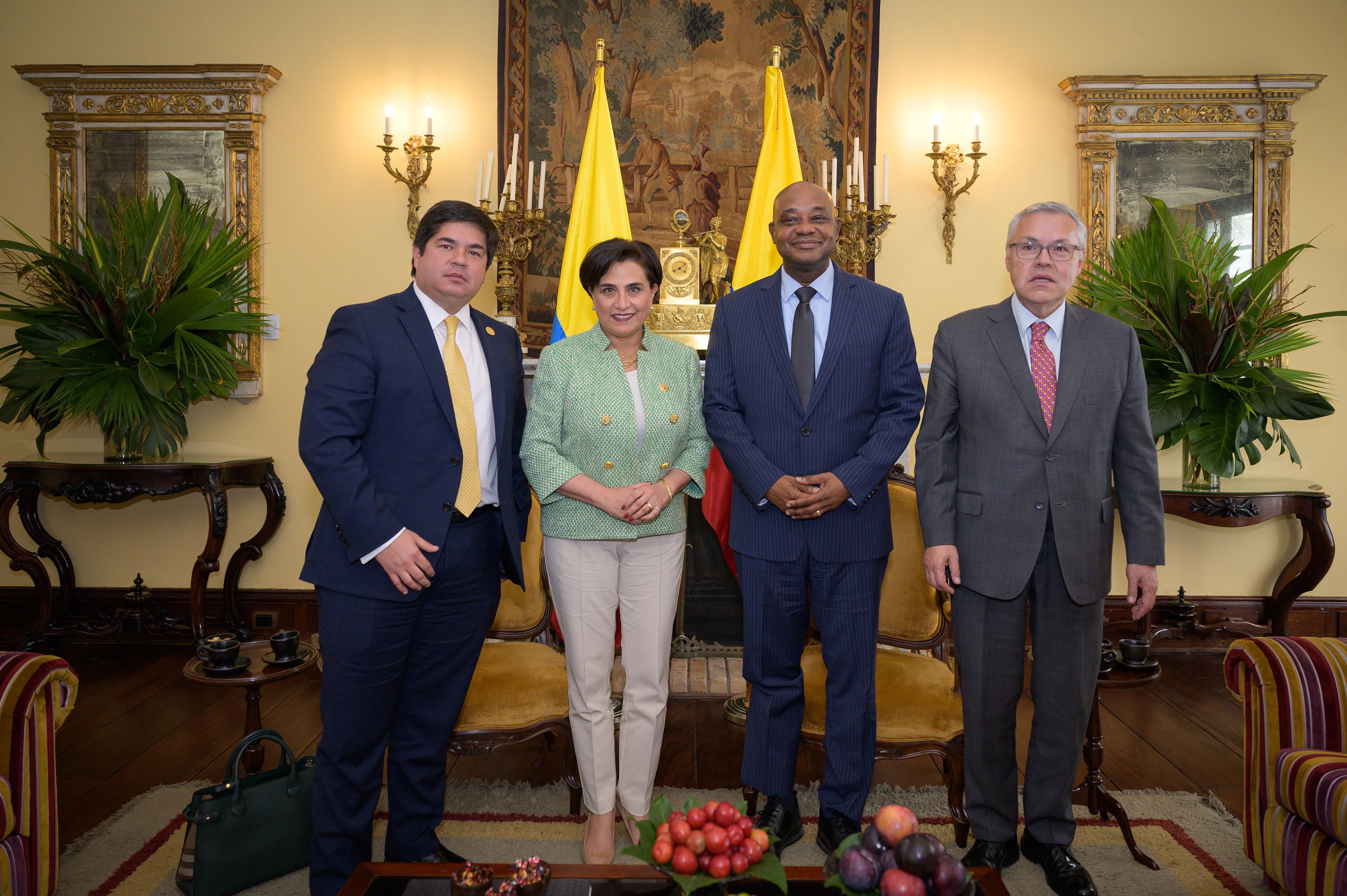 El canciller encargado, Luis Gilberto Murillo se reunió con su homóloga ecuatoriana, Gabriela Sommerfeld. Foto: cortesía Ministerio de Justicia.