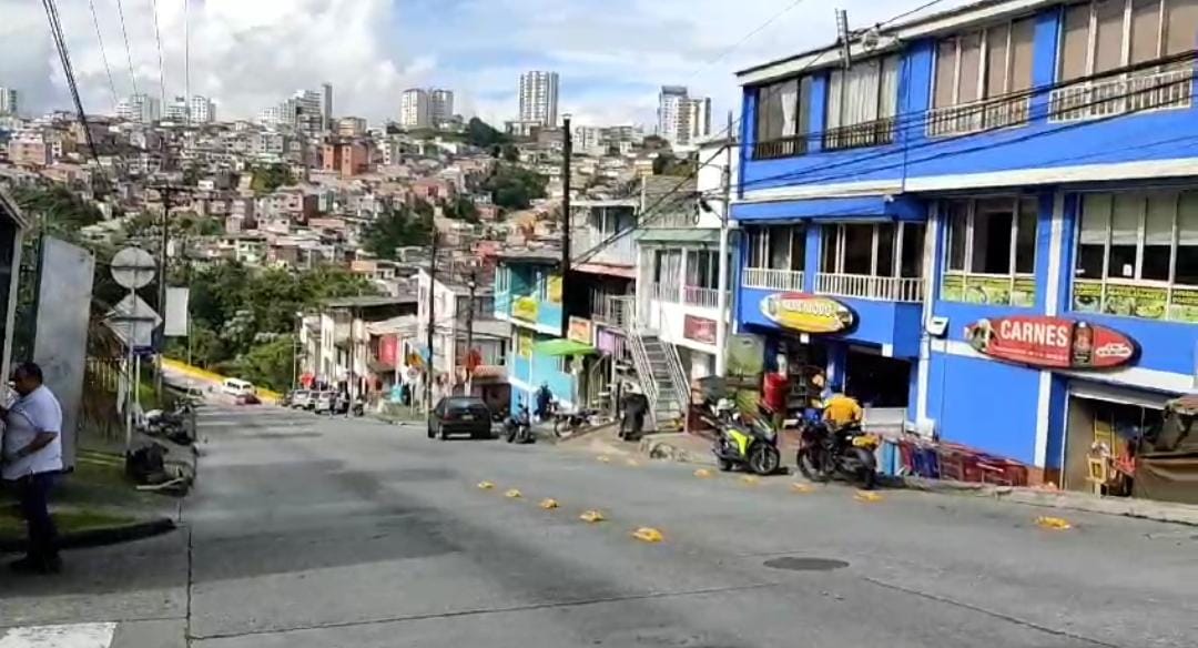 Calle principal del barrio Peralonso en Manizales.