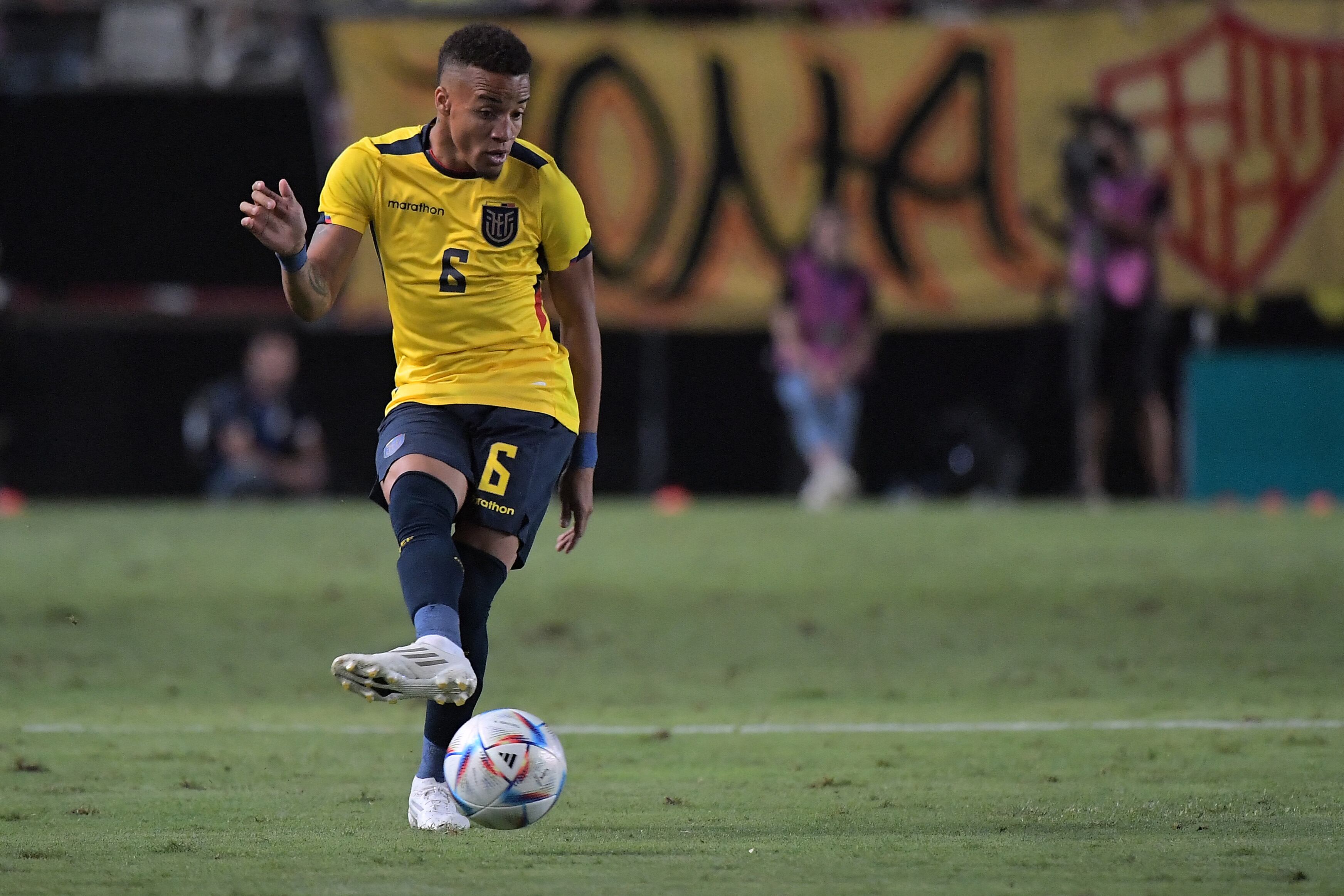 Byron Castillo - Selección de Fútbol de Ecuador. Foto: JOSE JORDAN/AFP via Getty Images)