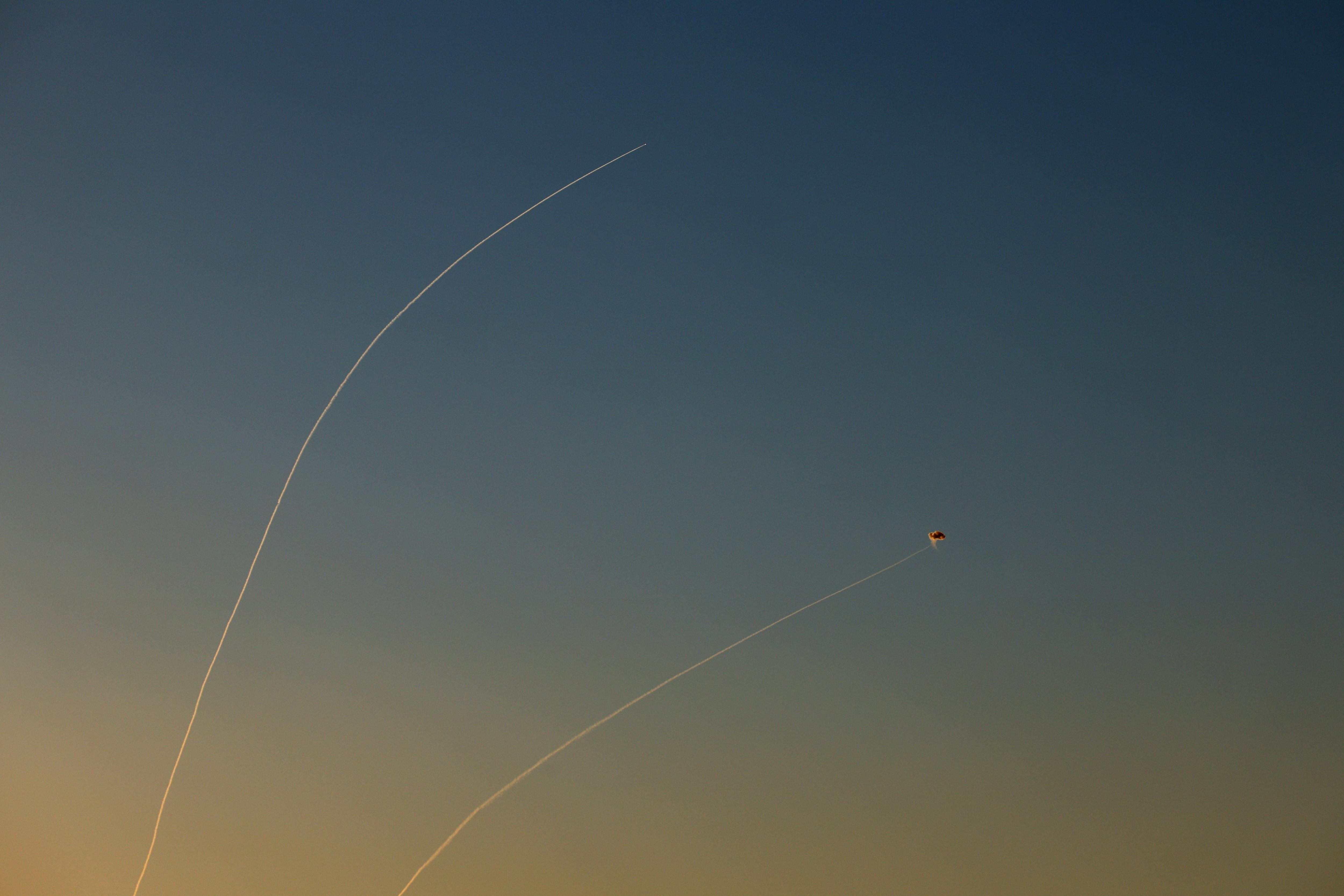 Proyectiles de Hezbulá contra Israel interceptados por la Cúpula de Hierro. Foto: EFE/EPA/ATEF SAFADI