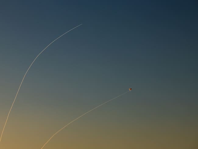 Proyectiles de Hezbulá contra Israel interceptados por la Cúpula de Hierro. Foto: EFE/EPA/ATEF SAFADI