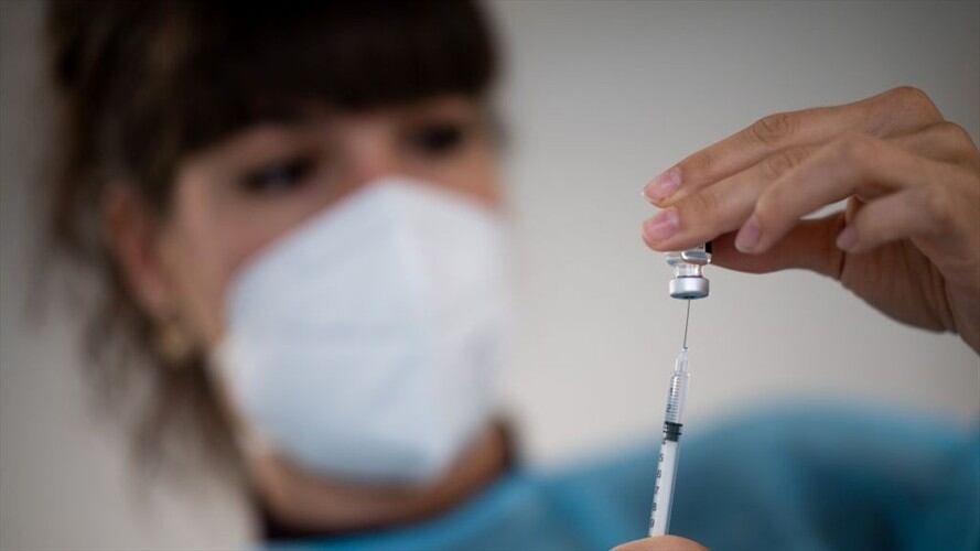 Vacunación contra el COVID-19 en Francia. Foto: Getty Images