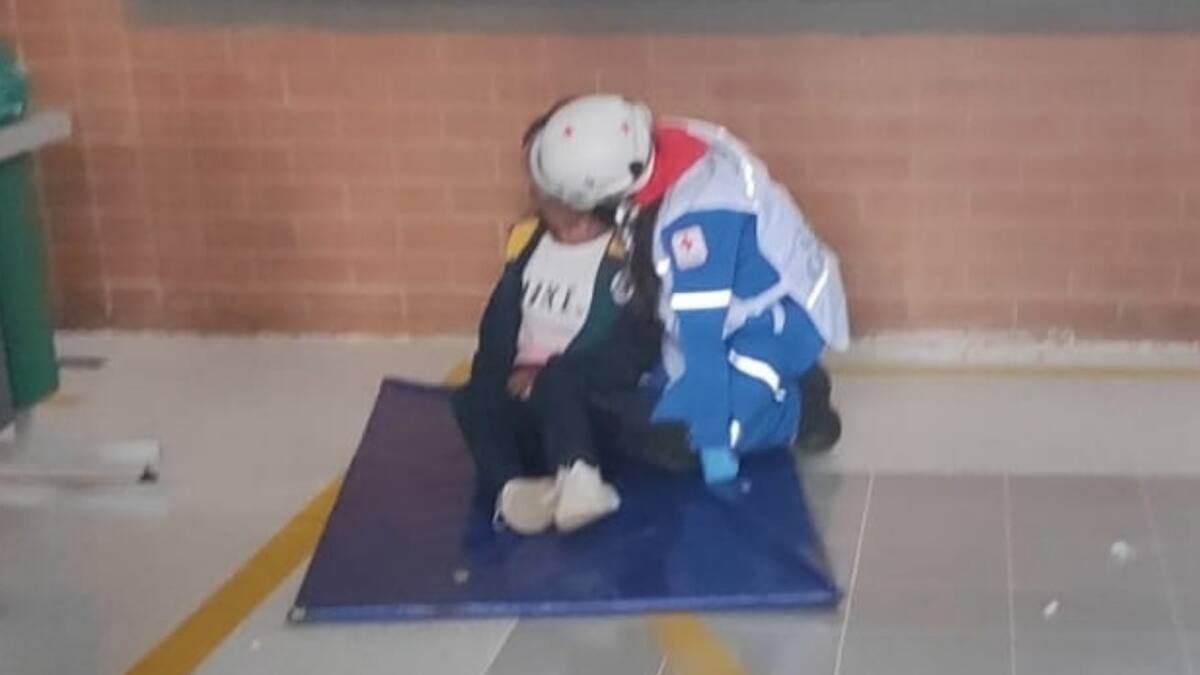 Nueve menores de edad hospitalizados tras intoxicación en colegio de Bogotá