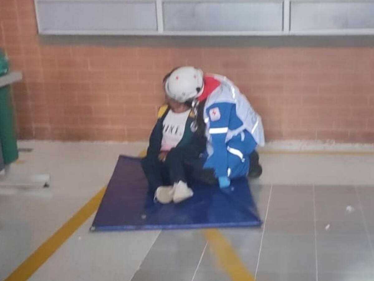 Nueve menores de edad hospitalizados tras intoxicación en colegio de Bogotá