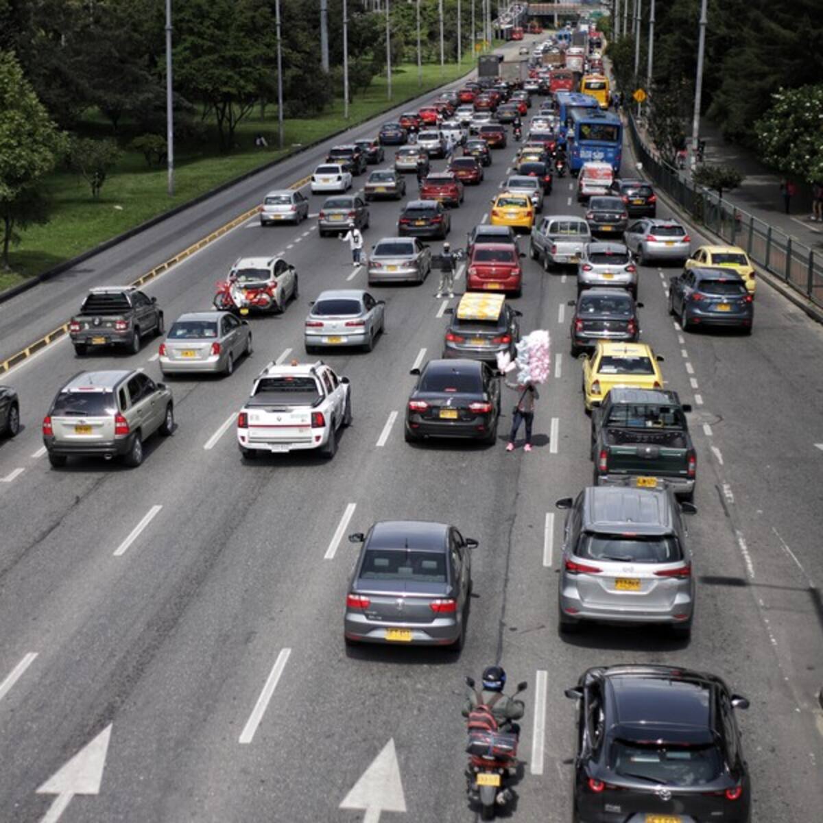 Monumental trancón en la Autopista Norte por volqueta con carga mal asegurada