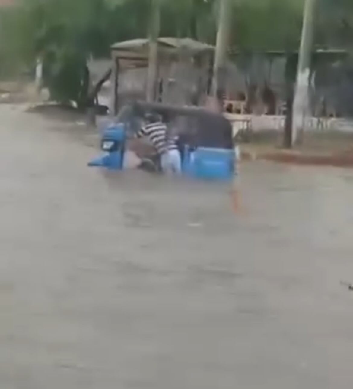 Así se ve la Calle 30, vía que conecta a Barranquilla con el Aeropuerto Ernesto Cortissoz / Captura de video suministrado.