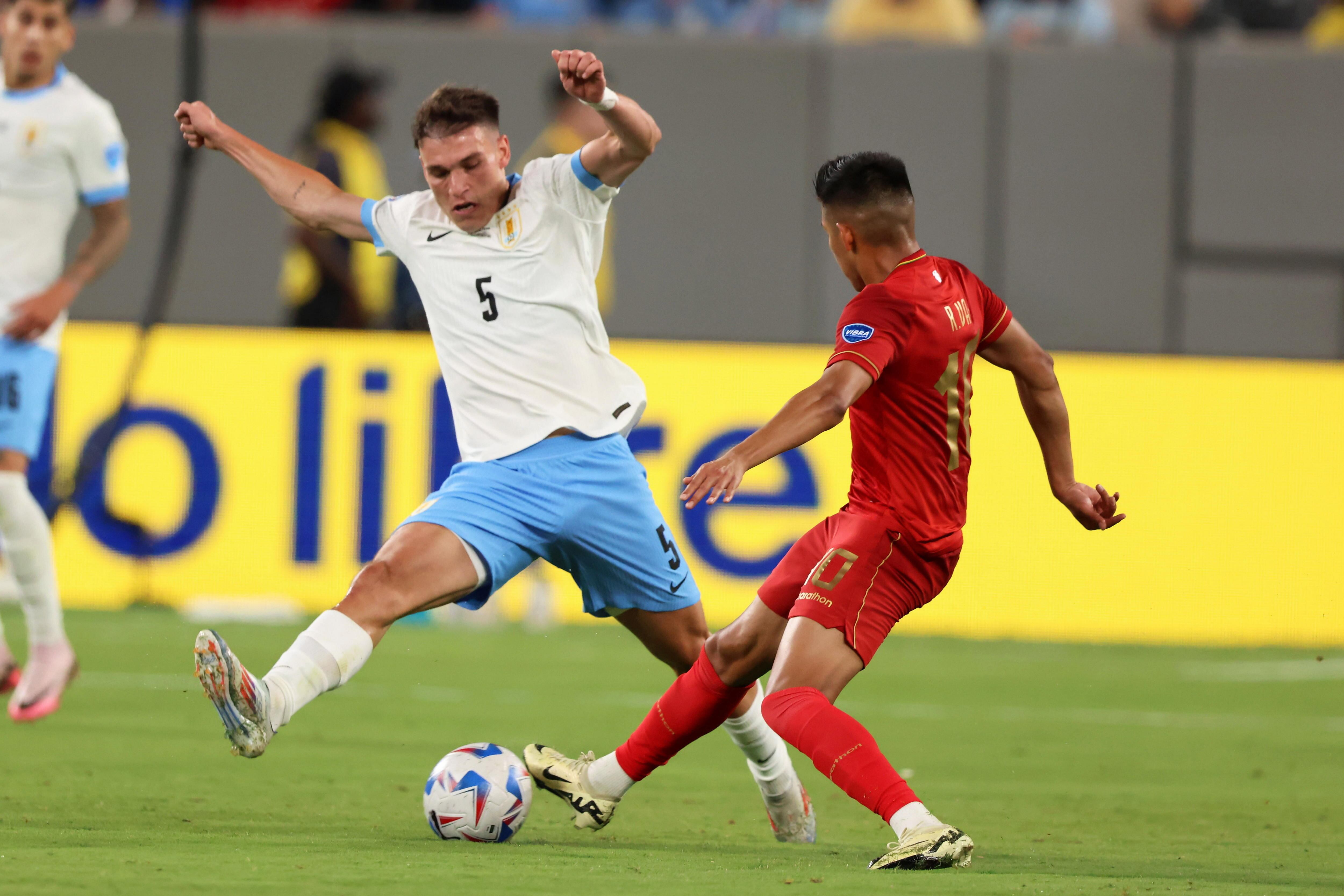 East Rutherford (United States), 28/06/2024.- Uruguay midfielder Manuel Ugarte (L) and Bolivia midfielder Ramiro Vaca battle for the ball during the first half of a CONMEBOL Copa America 2024 group C match in East Rutherford, New Jersey, USA, 27 June 2024. EFE/EPA/JUSTIN LANE