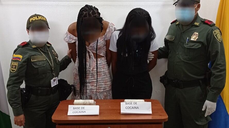 Las mujeres se delataron por movimientos sospechosos al momento de abordar el vuelo. Foto: Cortesía Policía