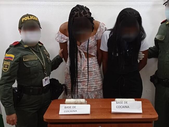 Las mujeres se delataron por movimientos sospechosos al momento de abordar el vuelo. Foto: Cortesía Policía