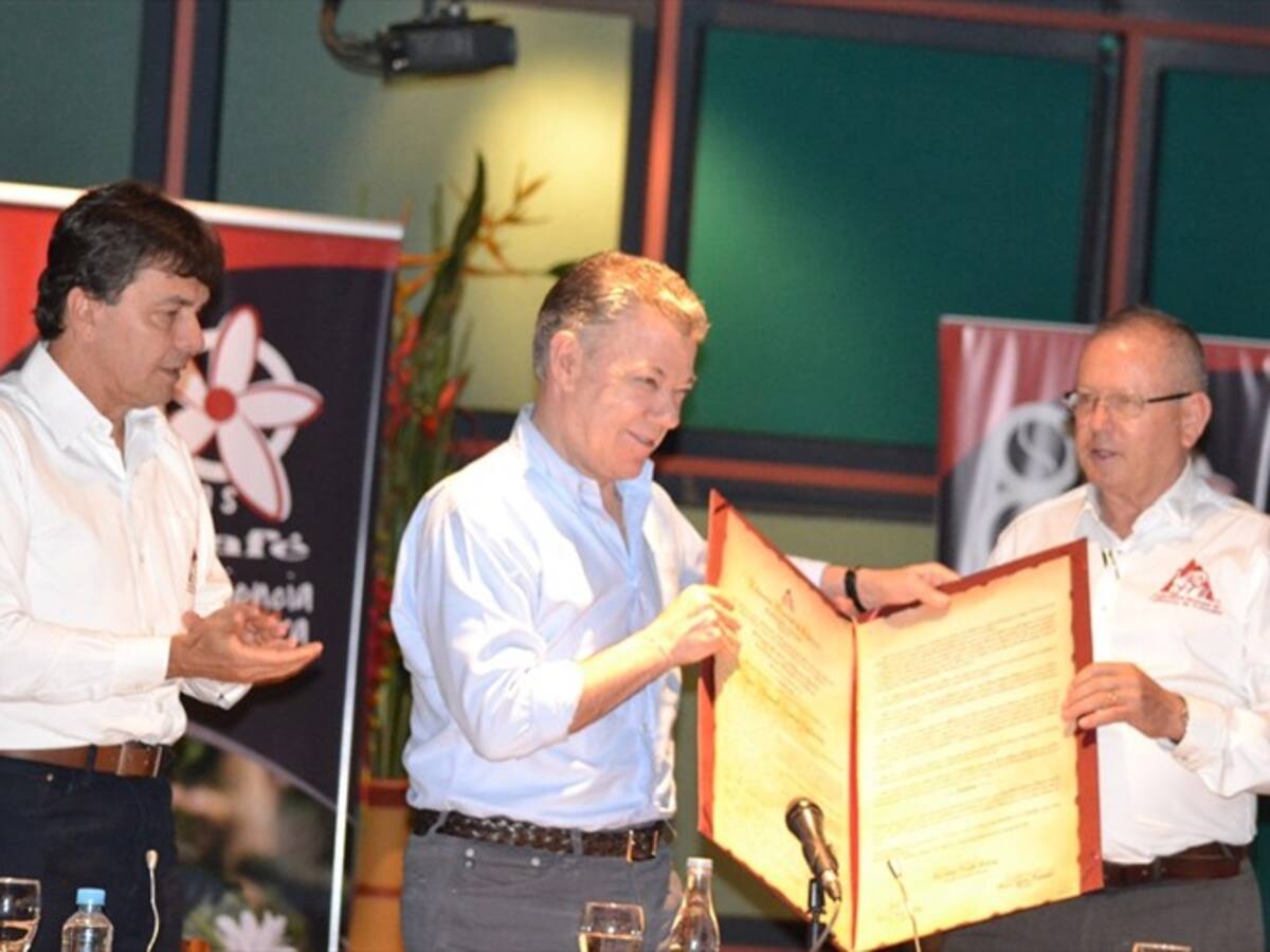 En mi gobierno el sector cafetero mejoró en comercialización y rentabilidad: Santos