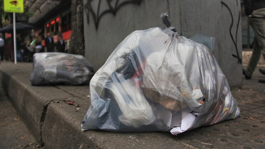 Los colores permitidos para el reciclaje serán el verde para los residuos orgánicos aprovechables, el blanco para residuos aprovechables y el negro para residuos no aprovechables. Foto: Colprensa