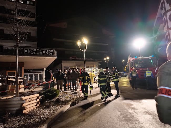 Servicios de emergencia en Suiza tras el incendio. Foto: Valais Cantonal Police via Getty Images