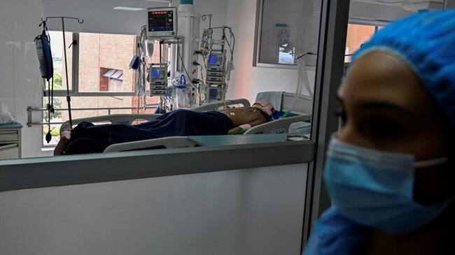 Los dos nuevos casos de fallecimientos corresponden a una mujer de 63 años en Neiva y un hombre de 68 años en Cali. Foto: Getty Images