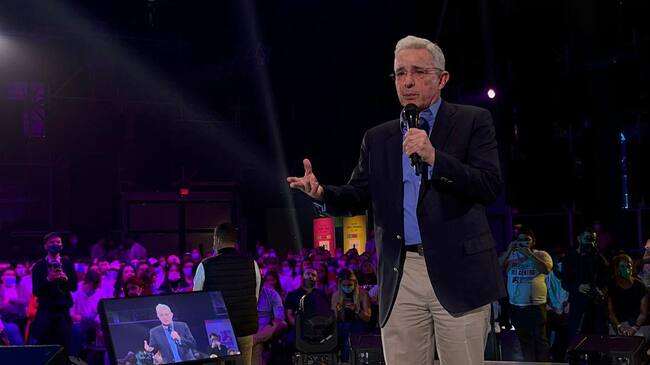 BOGOTÁ. Ante la Convención Nacional de Jóvenes del Centro Democrático, volvió el expresidente Alvaro Uribe a hacer campaña política, evento que fue previo al foro de los precandidatos presidenciales del uribismo(Centro Democrático).