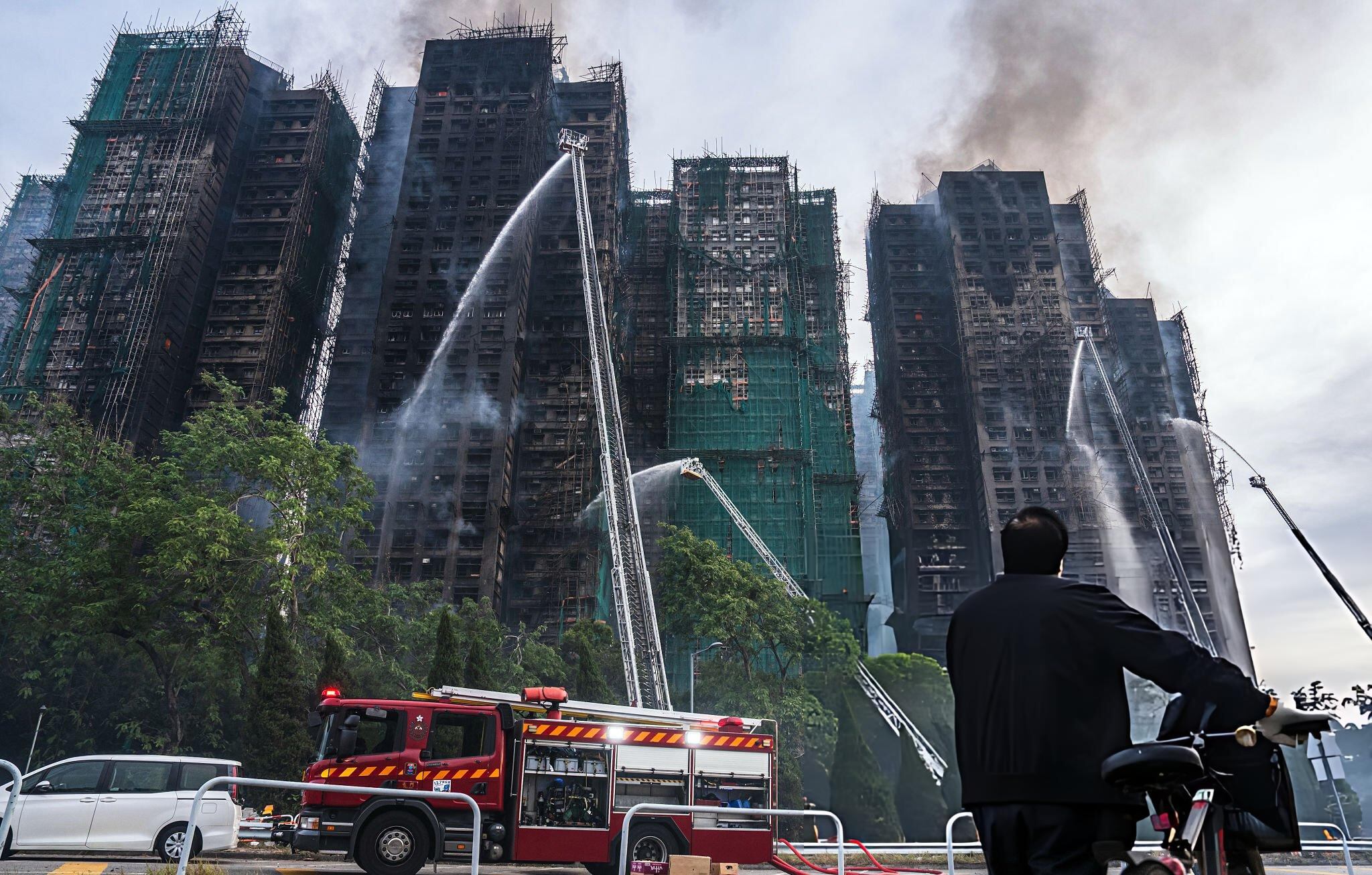 Bomberos ayudan a apagar un incendio en Hong Kong, el 26 de noviembre de 2025. FOTO:  Lam Yik/Bloomberg via Getty Images