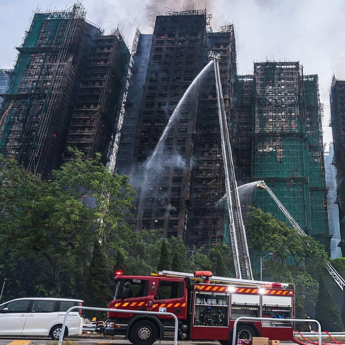Al menos 44 muertos en enorme incendio que arrasó un complejo residencial de Hong Kong