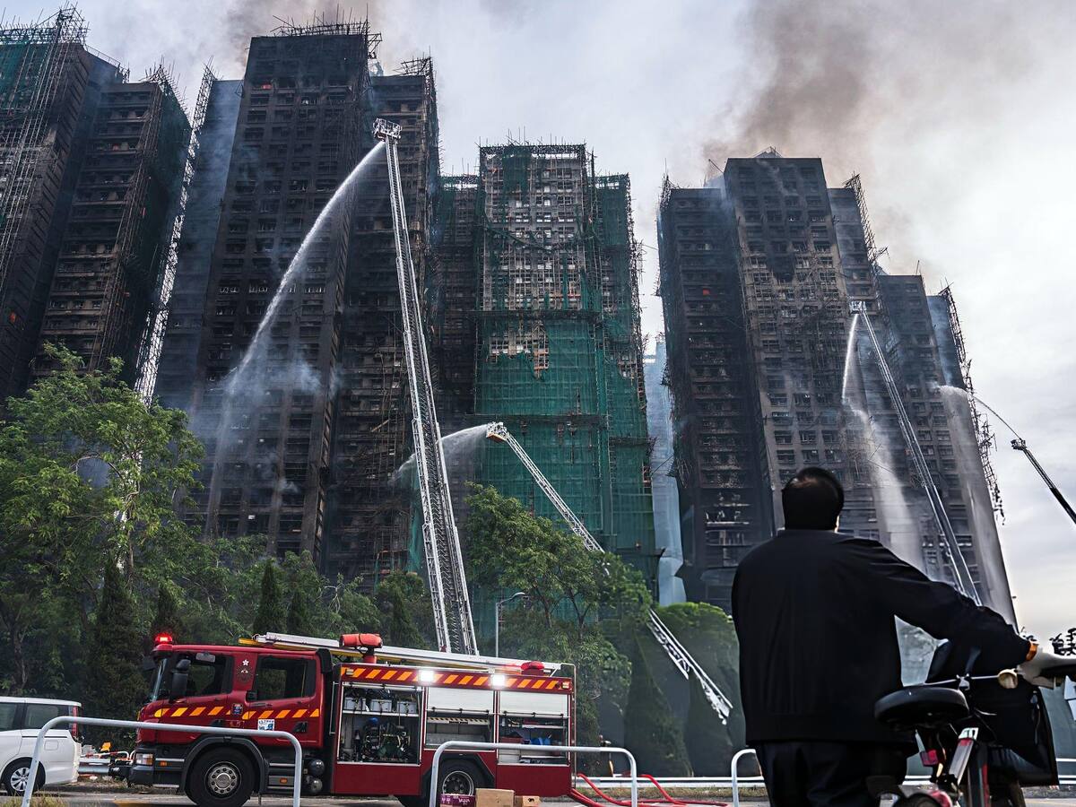 Al menos 44 muertos en enorme incendio que arrasó un complejo residencial de Hong Kong