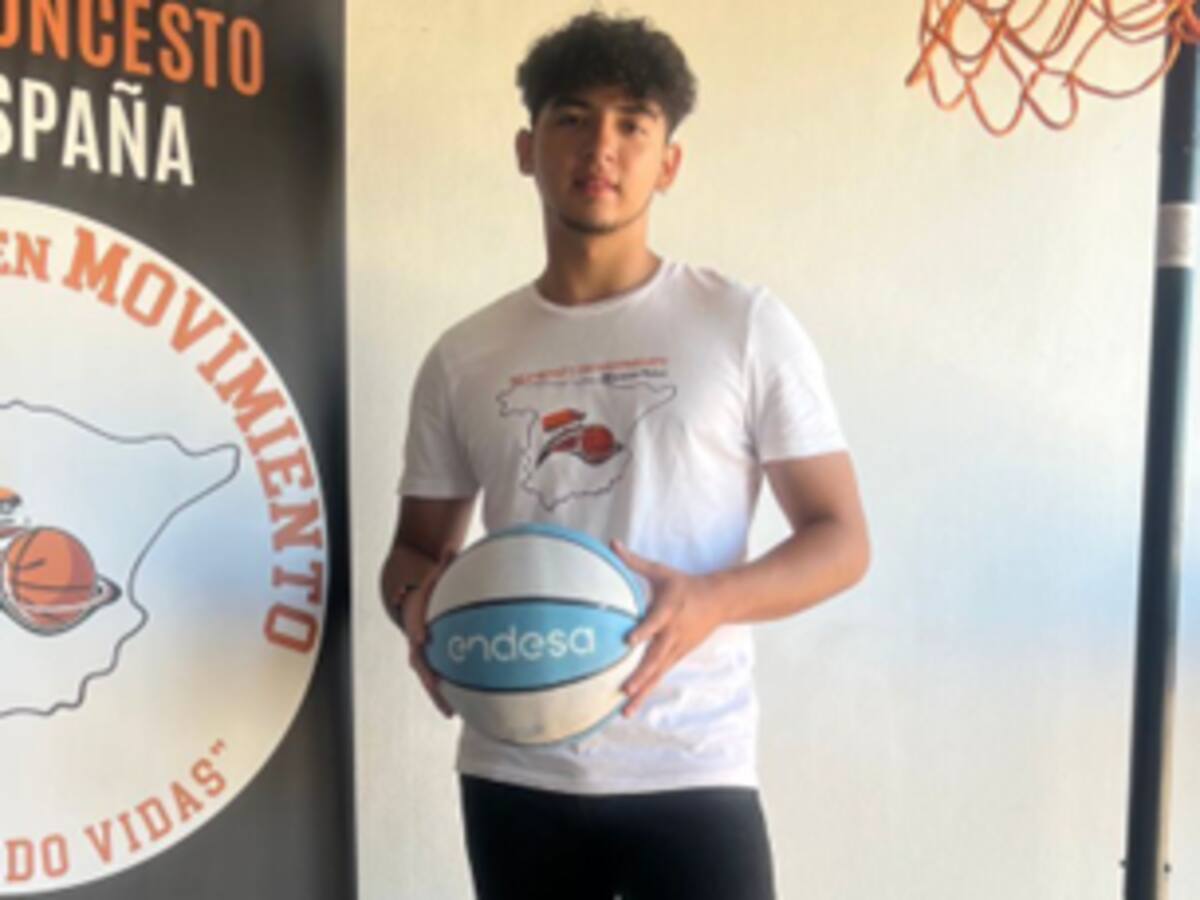 Un joven colombiano lidera una innovadora escuela móvil de baloncesto en España