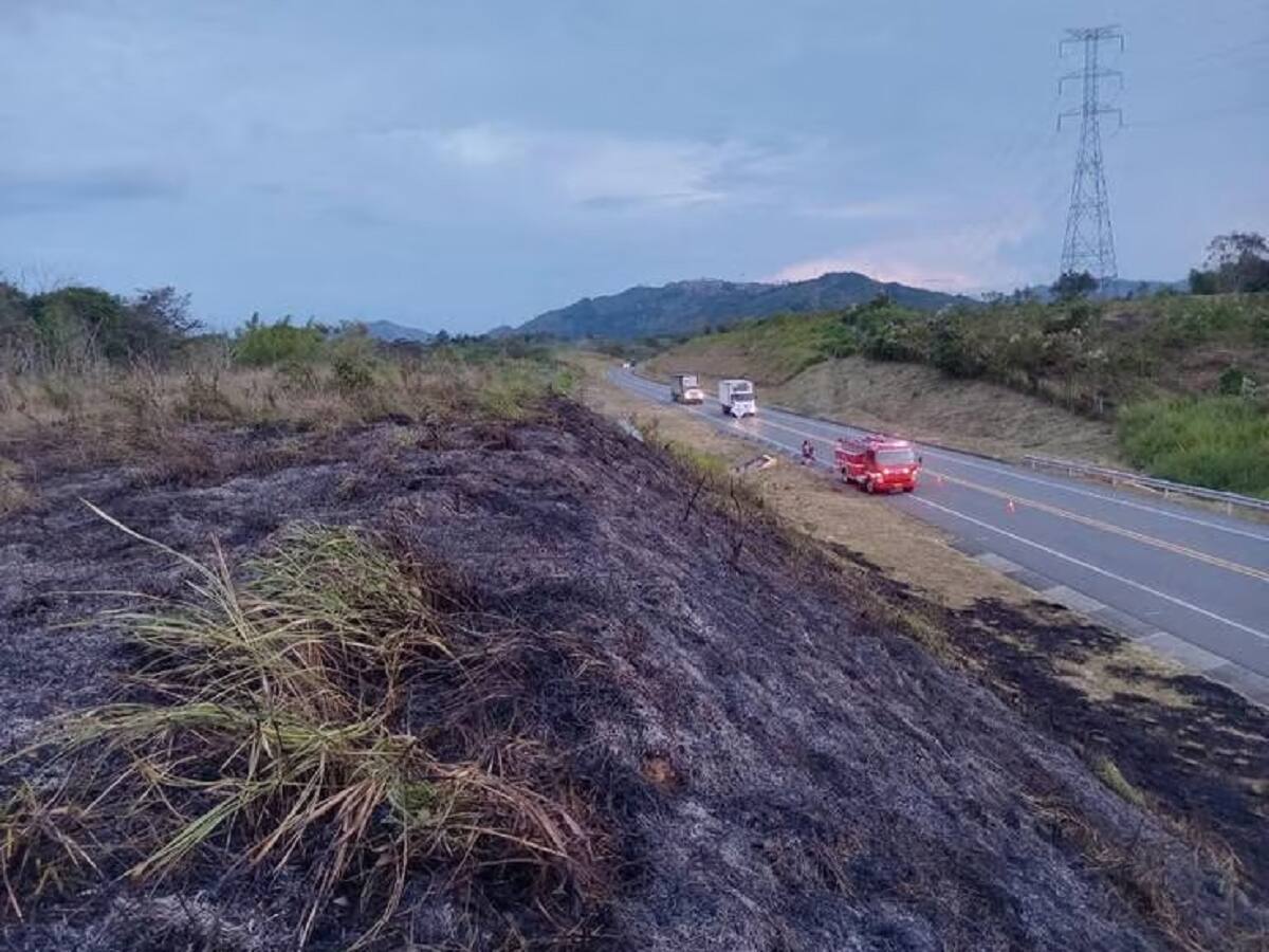 Incendio forestal de capa vegetal se registró en la vía Manizales - Medellín