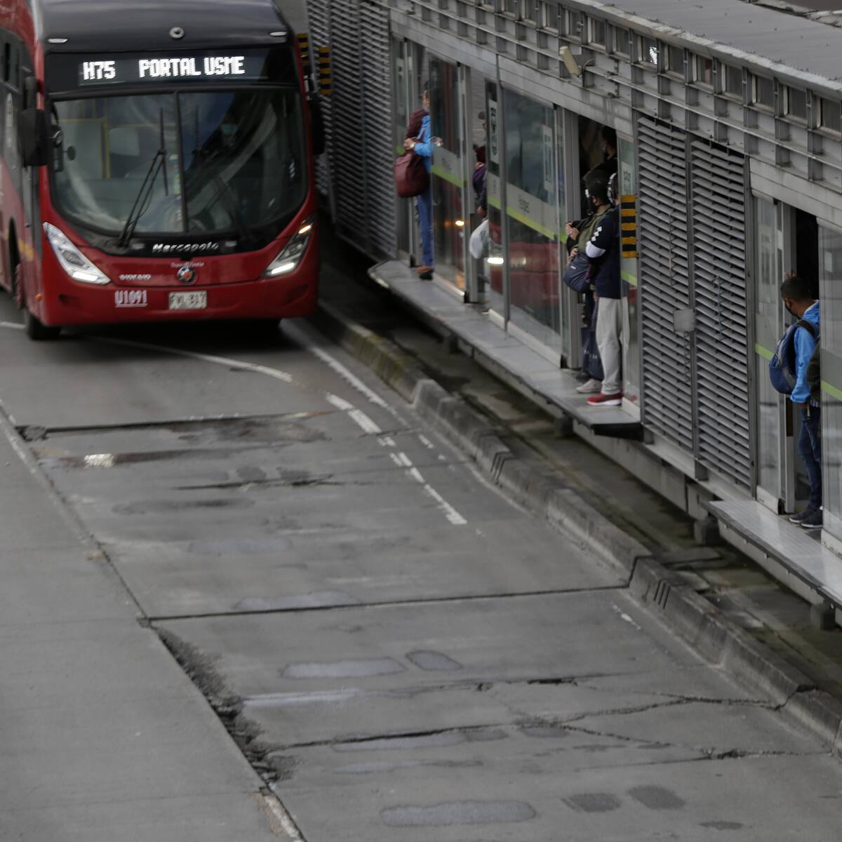 Fotos: así son las nuevas puertas “anticolados” que instalaron en TransMilenio
