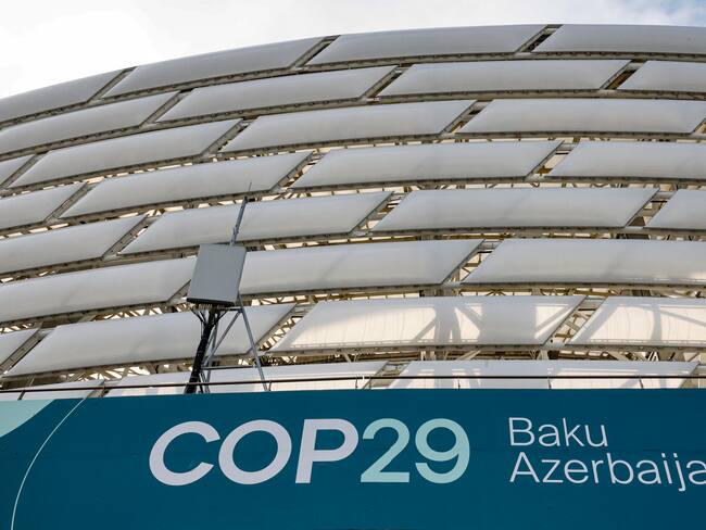 Baku (Azerbaijan), 20/11/2024.- An installation with the COP29 logo is on display near the venue of the United Nations Climate Change Conference COP29 in Baku, Azerbaijan, 20 November 2024. The Azerbaijani capital of Baku hosts the 2024 United Nations Climate Change Conference (COP29) from 11 to 22 November 2024. (Azerbaiyán) EFE/EPA/ANATOLY MALTSEV