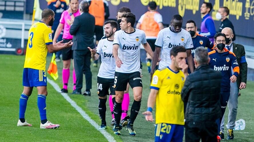 Jugadores del Valencia abandonan cancha en Cádiz tras denunciar insultos racistas. Foto: Agencia EFE
