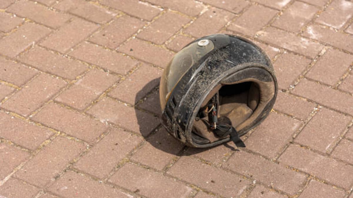 Mototaxista en Santa Marta quedó sin frenos y terminó cayendo dentro de una casa