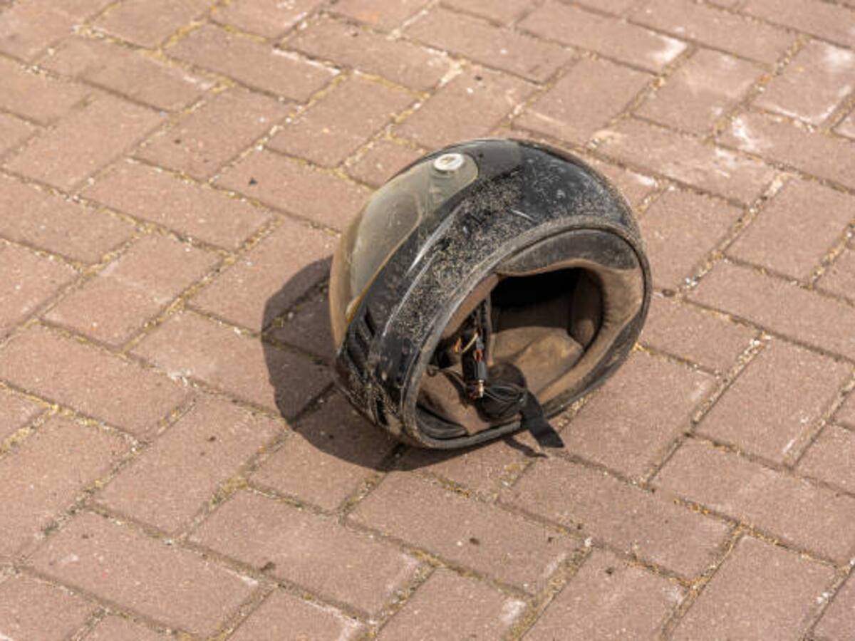 Mototaxista en Santa Marta quedó sin frenos y terminó cayendo dentro de una casa