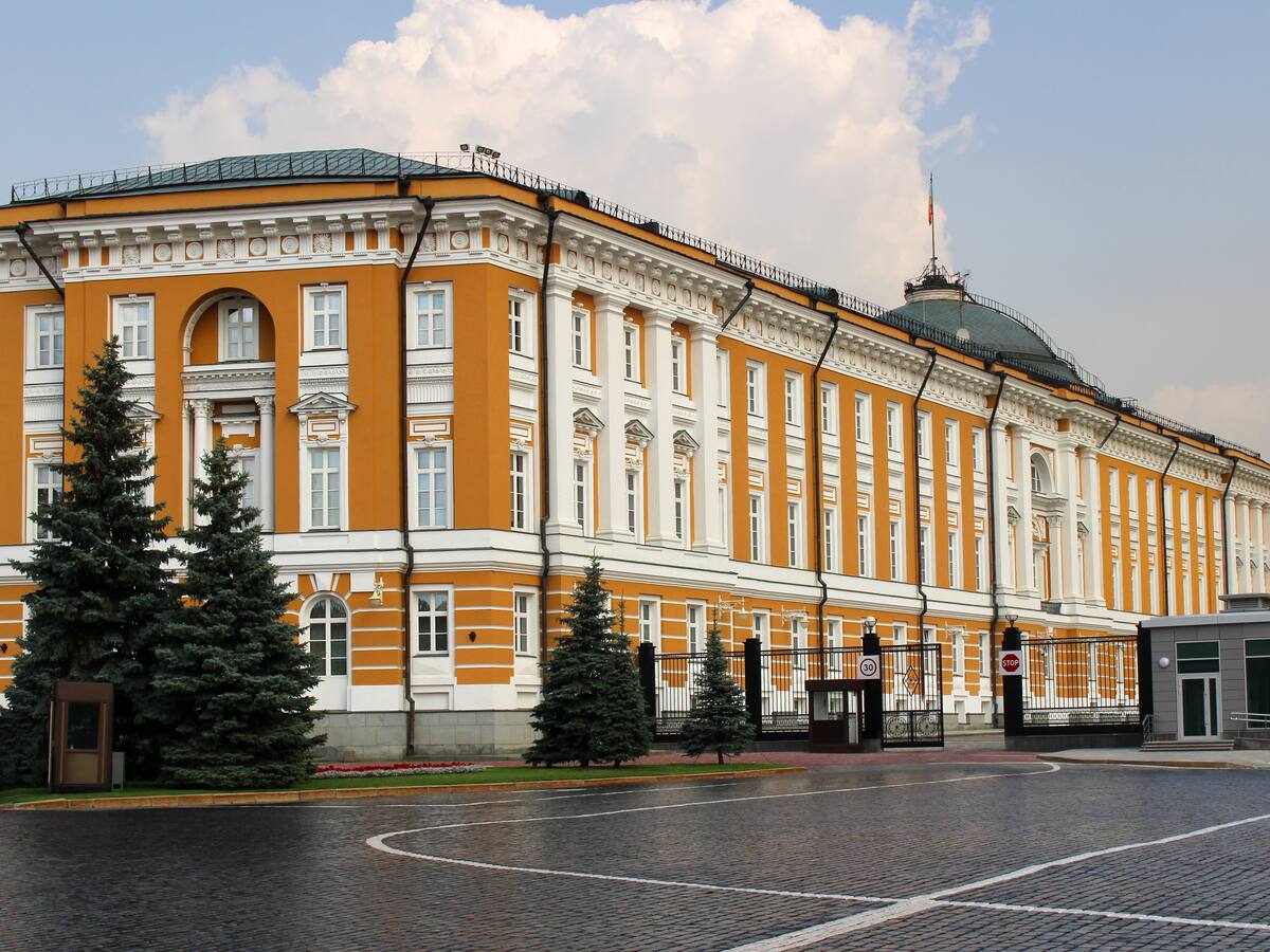 La Unión Europea agrega a 160 magnates y senadores rusos a su lista negra de sanciones