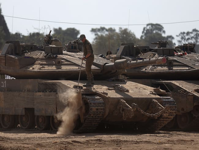 Undisclosed (Israel), 08/04/2024.- Israeli Soldiers from Unit 98 perform maintenance work on their tanks after withdrawing from Khan Yunis in the southern Gaza Strip, at an undisclosed location near the Gaza border, Israel, 08 April 2024. Six months after the 07 October Hamas attacks on Israel, the Israeli army announced on 07 April its partial withdrawal from parts of the southern Gaza Strip. EFE/EPA/ATEF SAFADI