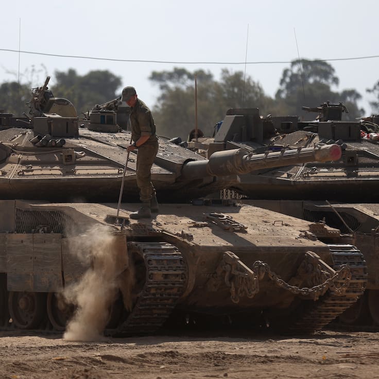 Undisclosed (Israel), 08/04/2024.- Israeli Soldiers from Unit 98 perform maintenance work on their tanks after withdrawing from Khan Yunis in the southern Gaza Strip, at an undisclosed location near the Gaza border, Israel, 08 April 2024. Six months after the 07 October Hamas attacks on Israel, the Israeli army announced on 07 April its partial withdrawal from parts of the southern Gaza Strip. EFE/EPA/ATEF SAFADI